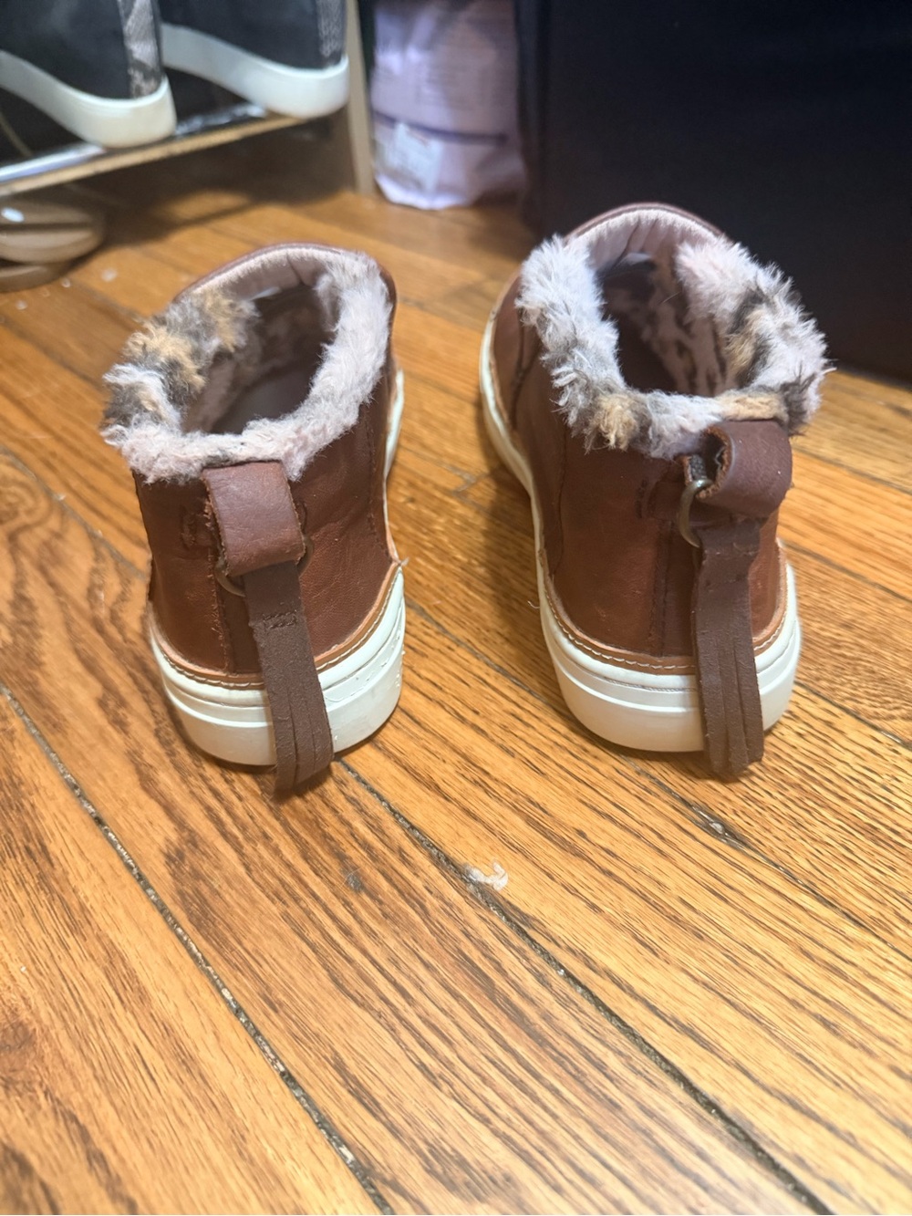 TOMS Paxton Brown Leather Faux Fur Lined Slip On Sneaker Booties Women's sz 7.5 - Picture 3 of 6